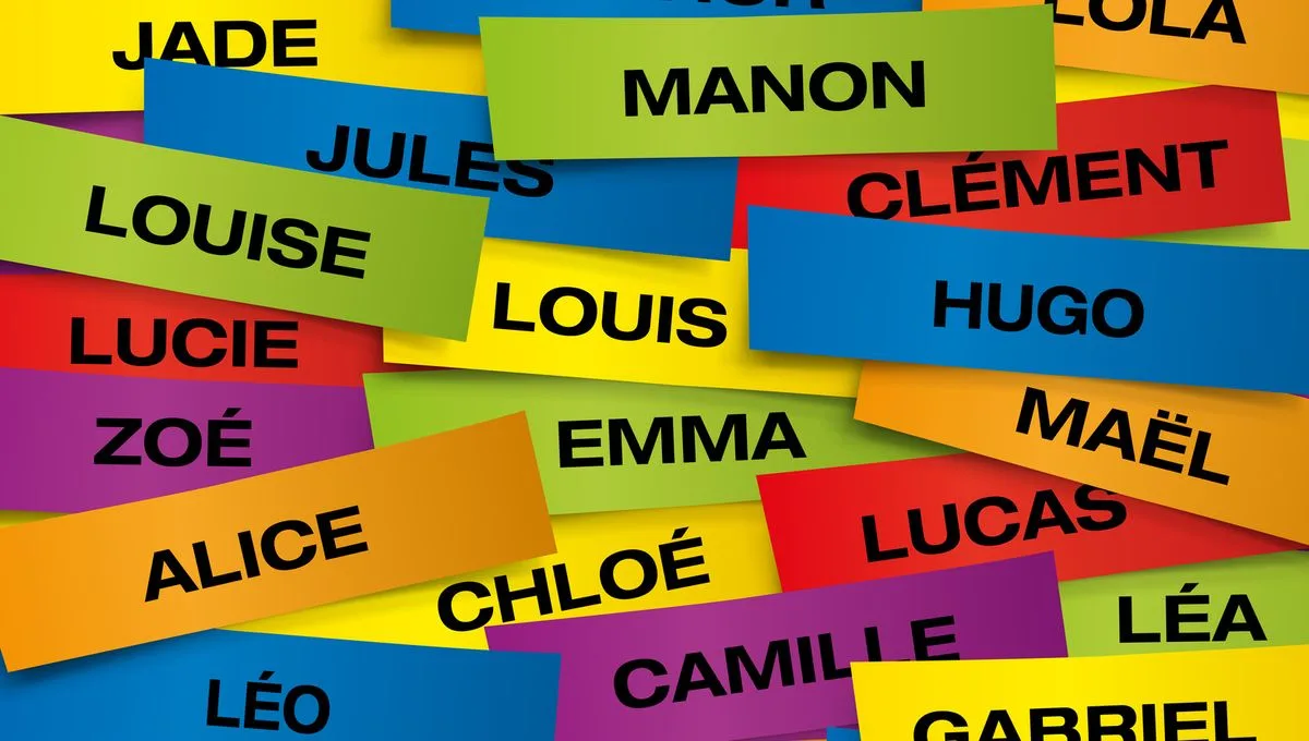 Étiquettes colorées portant des prénoms, empilées les unes sur les autres