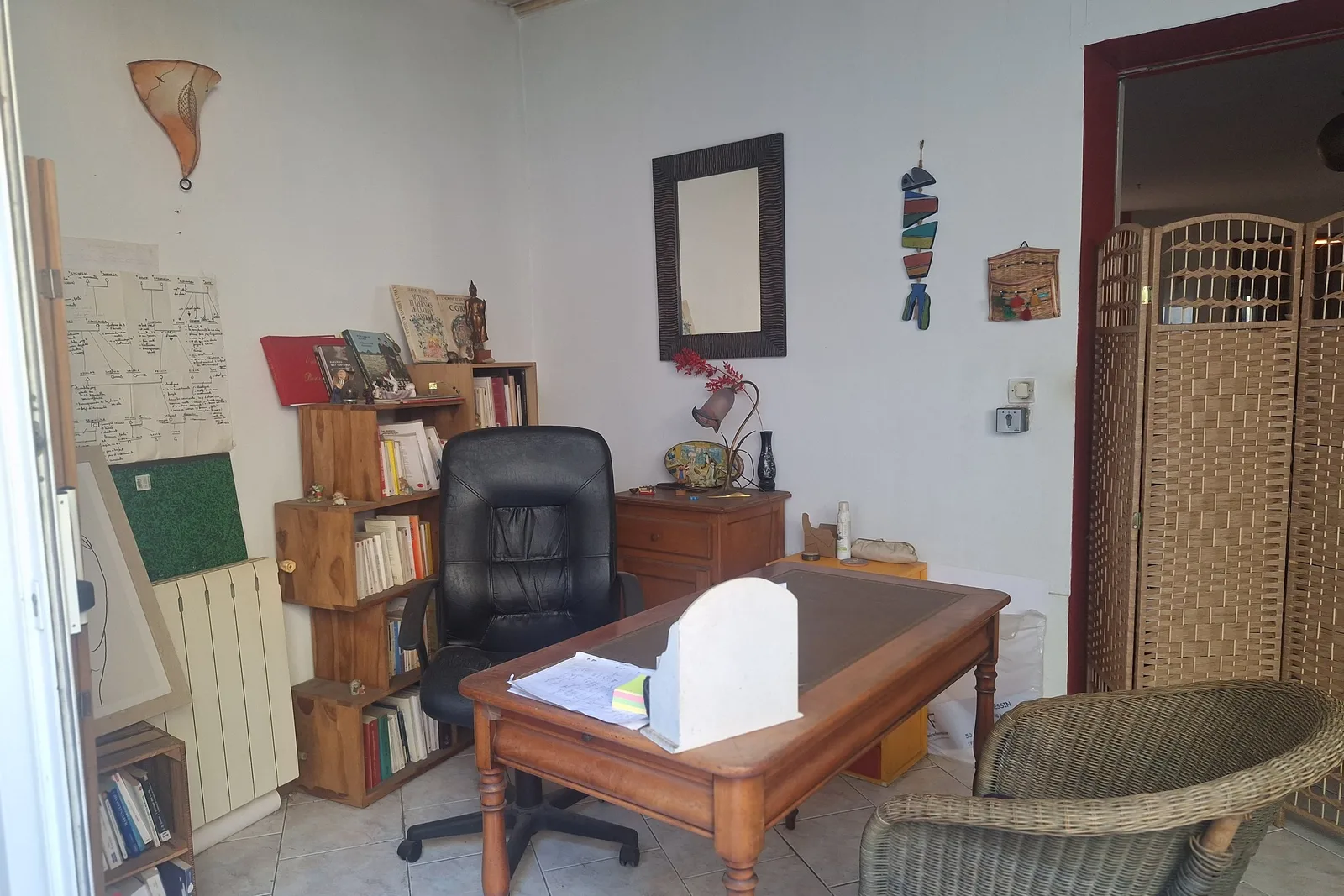 Bureau, deux sièges face à face et génosociogramme affiché au mur : le cabinet, au Panier.