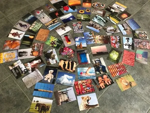 Cartes illustrées de photolangage disposées en cercle sur un sol carrelé