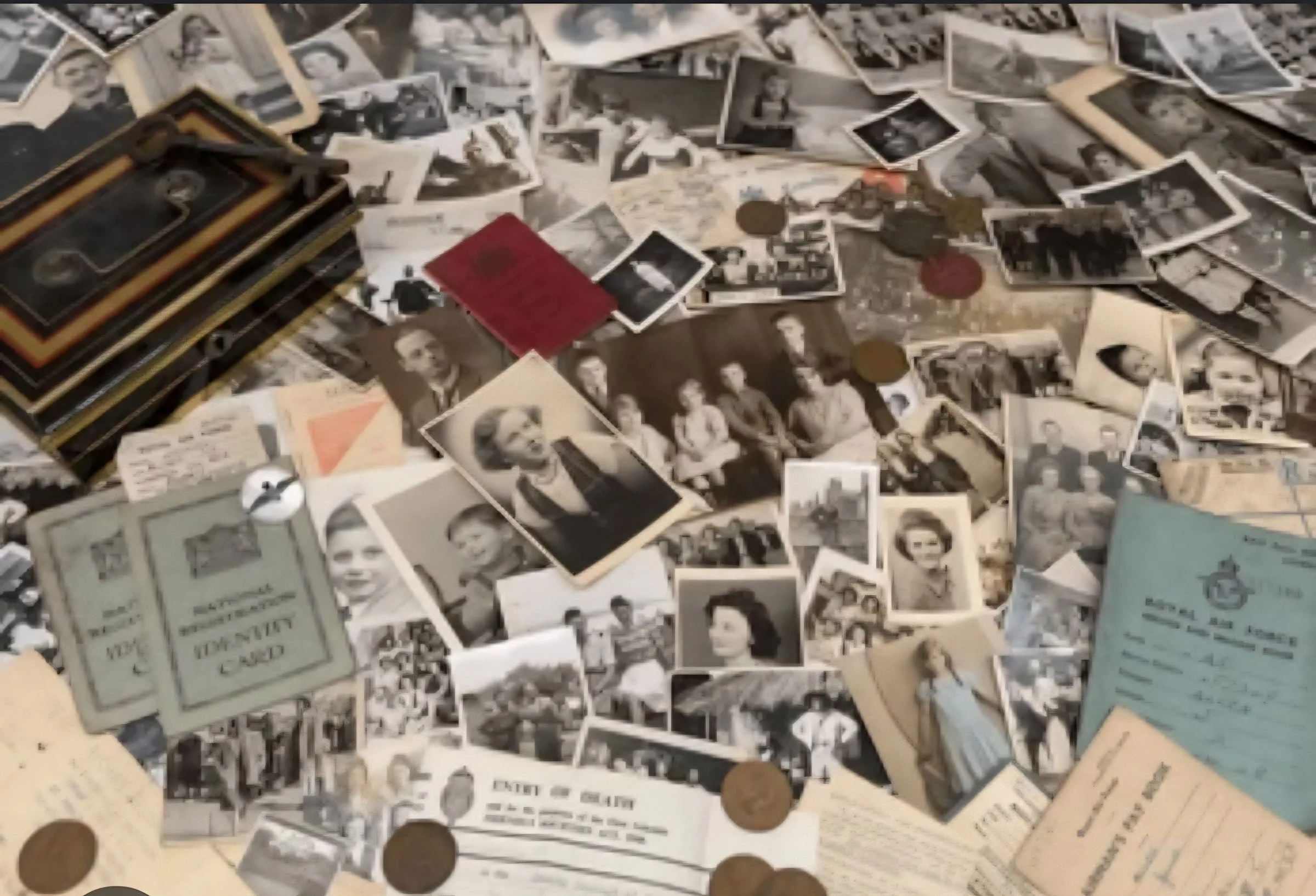 Photographies de famille anciennes, cartes d'identité et documents d'époque